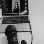 a camera and lap top placed in a tale of freelance digital marketer in thrissur